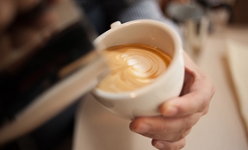 Ekspresowy poradnik kawowy: Jakiego mleka najlepiej używać do kawy? 